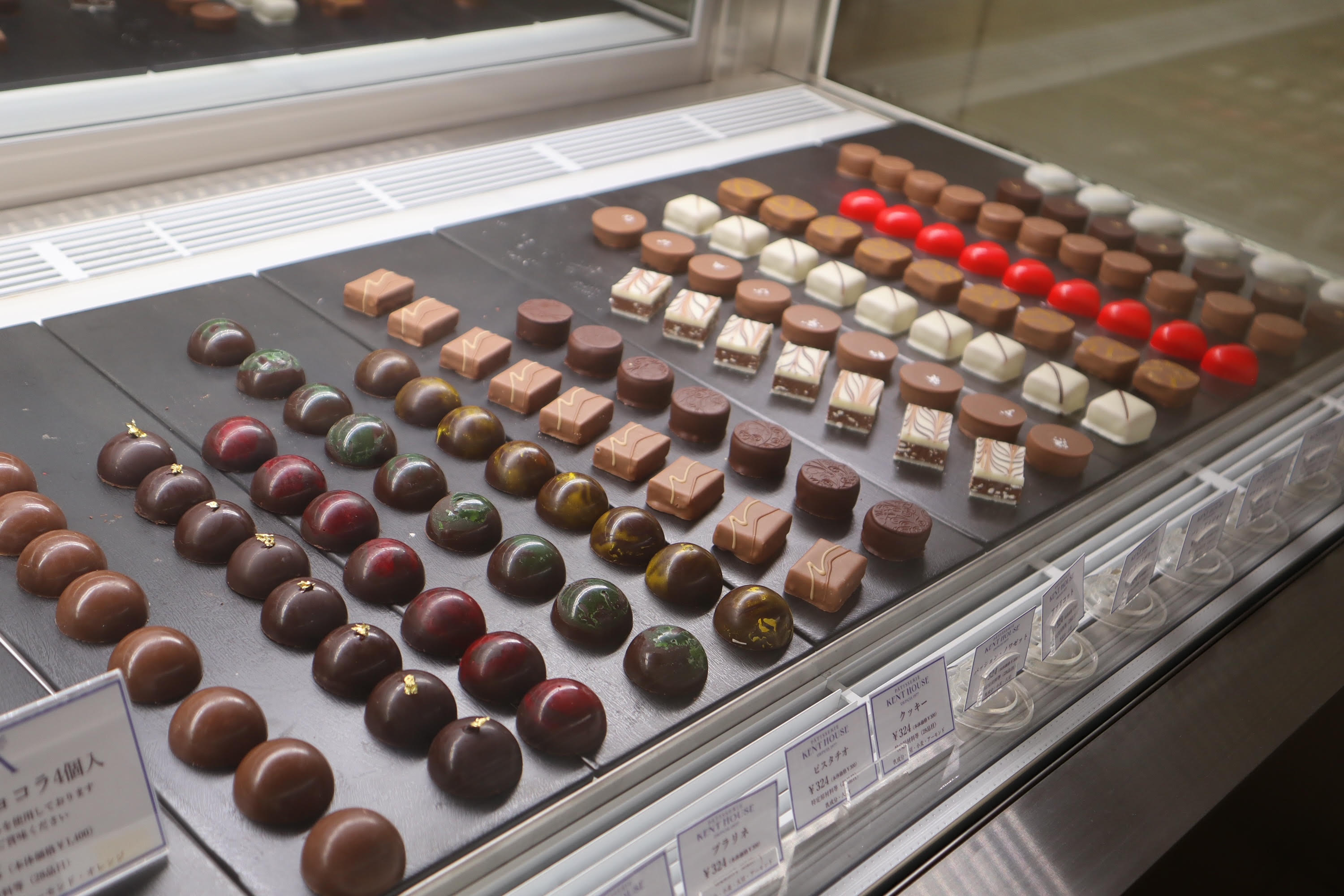 お店に並んだこだわりチョコレート